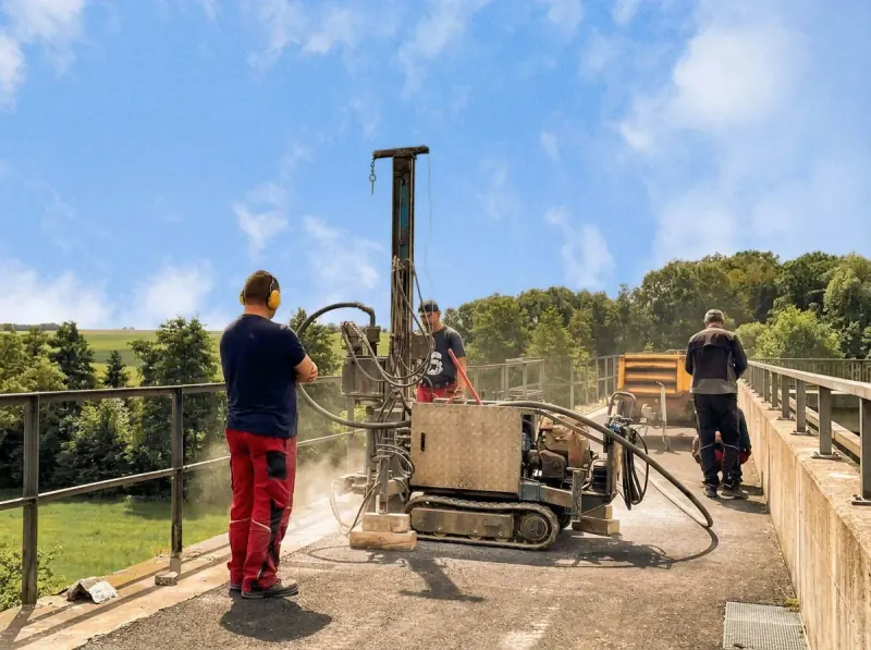 Kernbohrgerät auf Brücke im Einsatz